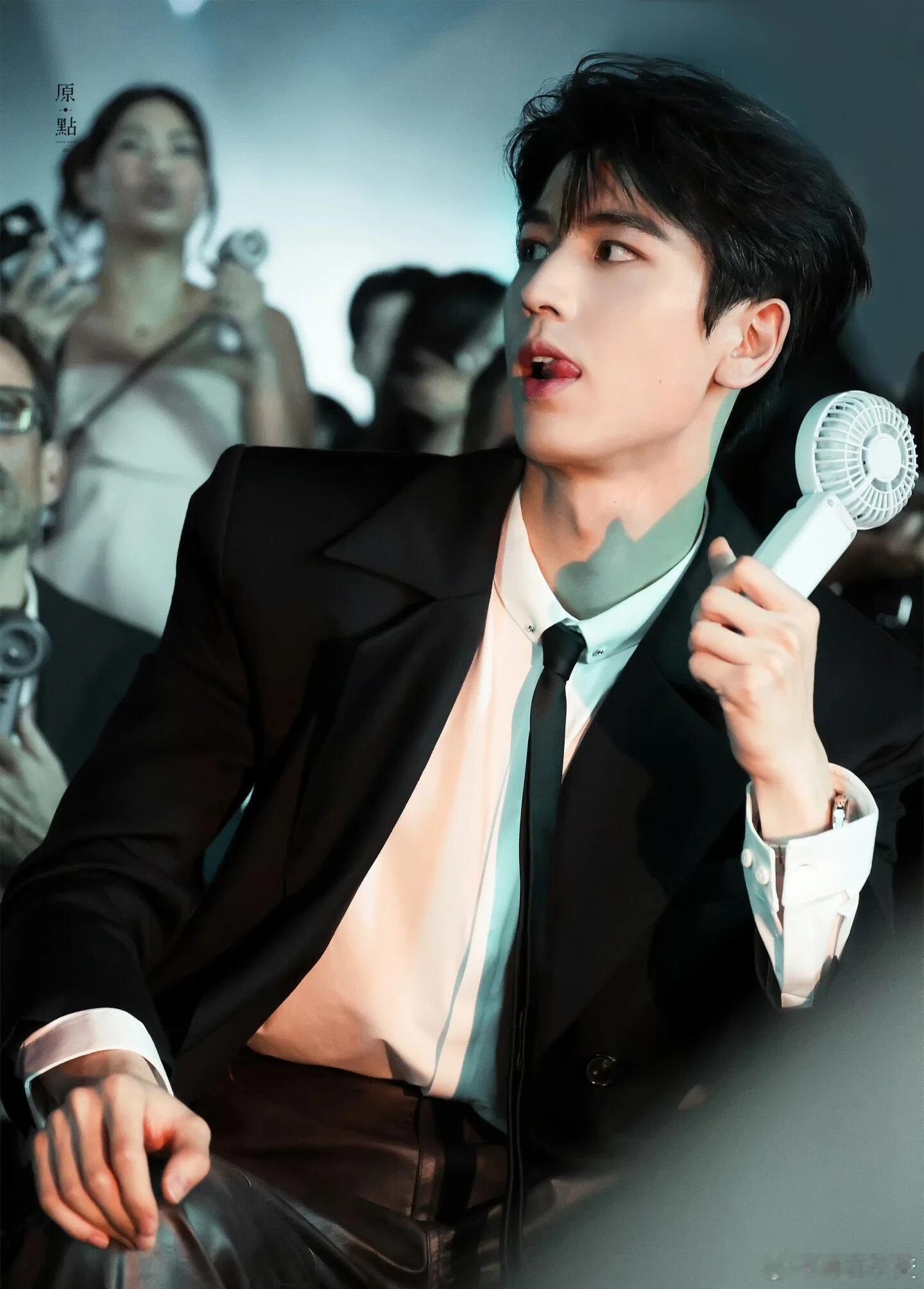 张凌赫林俊杰回复张凌赫不同角度下的张凌赫红豆生南国，凌赫是男模。 