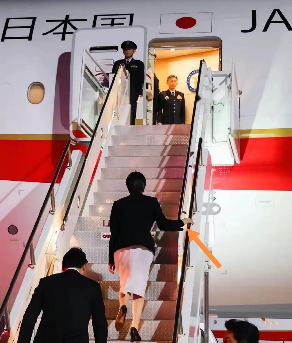 高市早苗手扶梯子上专机离开美国。