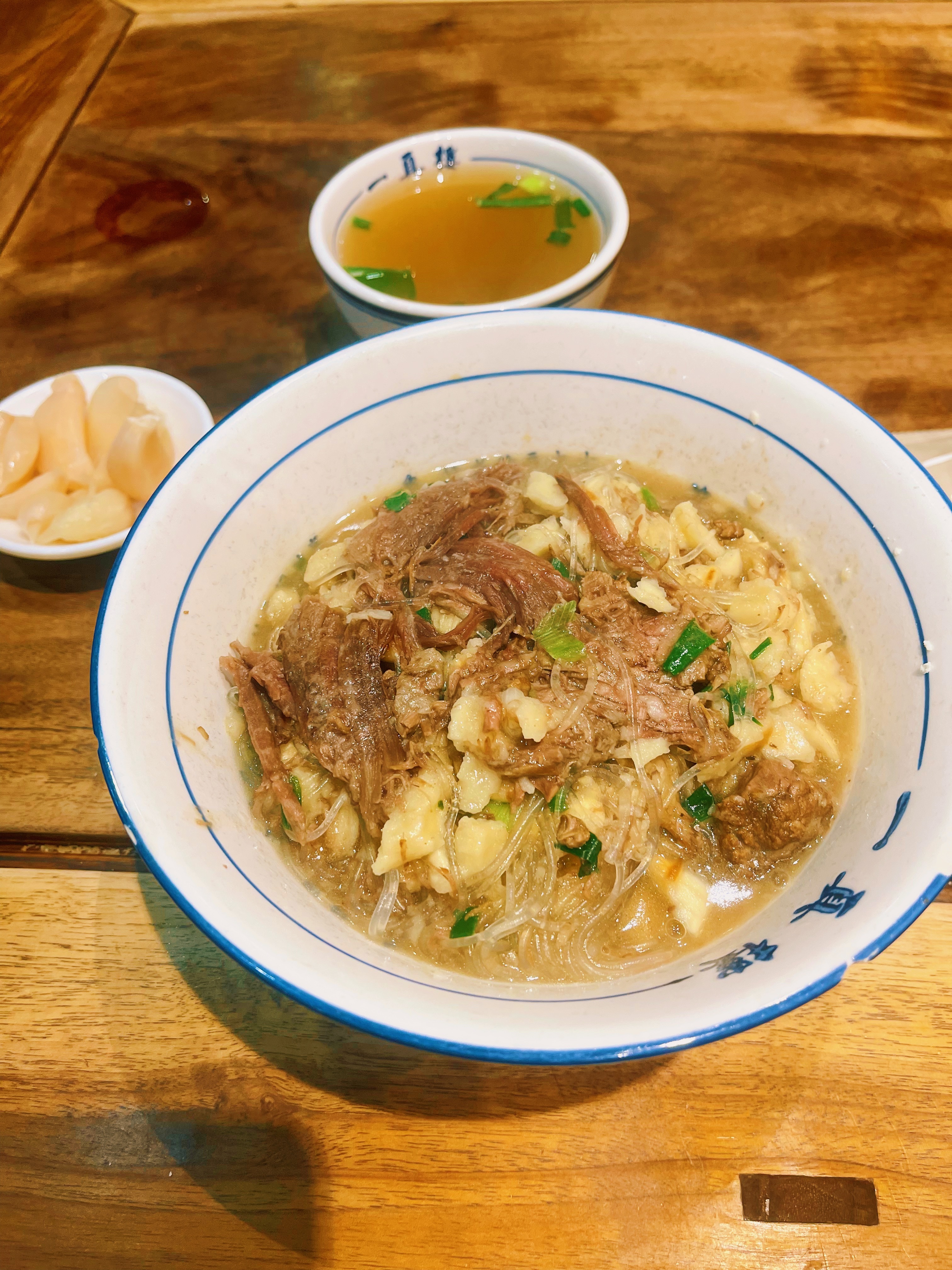 中午一碗泡馍，热气腾腾。土生土长的西安人，对这一口总有种特别的亲切感。馍掰开，汤