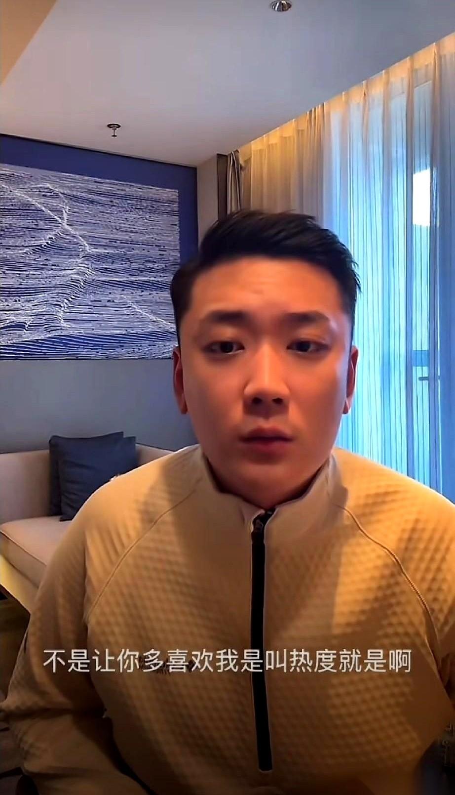 崔晋15岁上《变形计》前就已经有了40万粉丝。
这个半大孩子主动给导演打电话，自