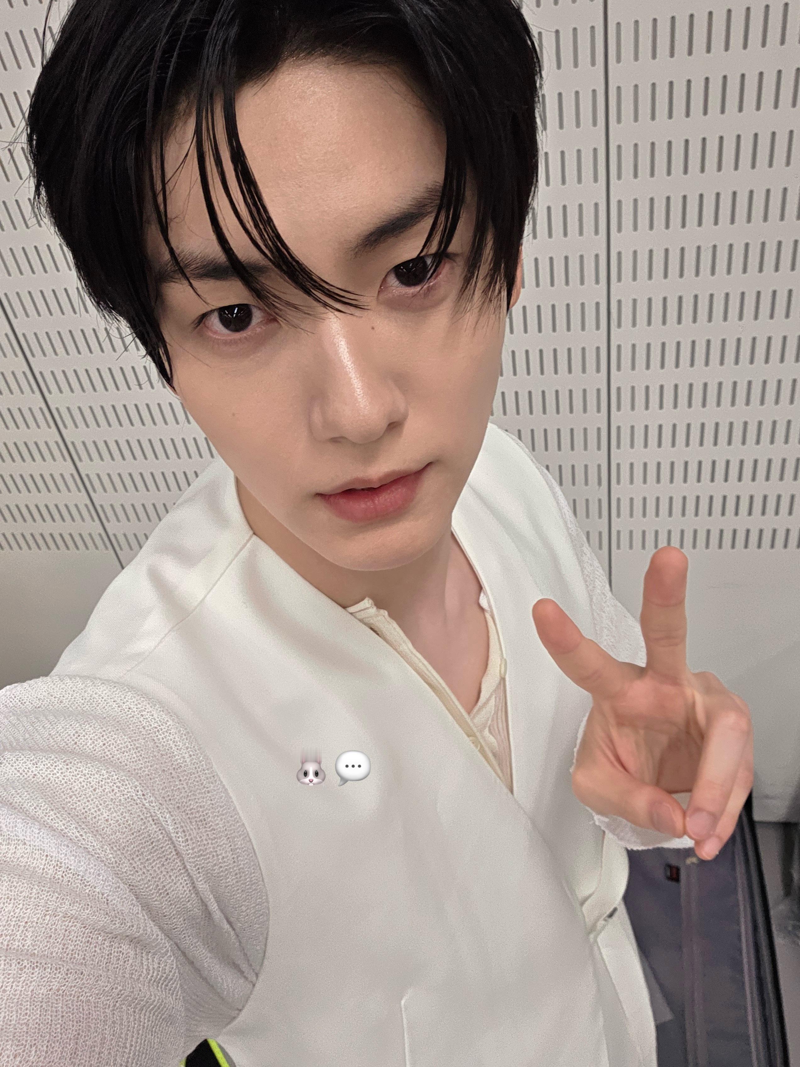 260829 🐰DM🐰💬昨天音放节目的自拍~~🐰💬一下班就睡过去了 所