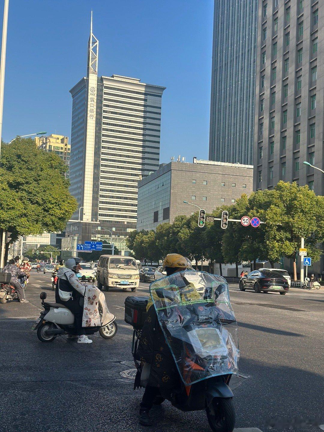 杨幂为香港同胞祈福这一刻每个人都想问他们祈福 