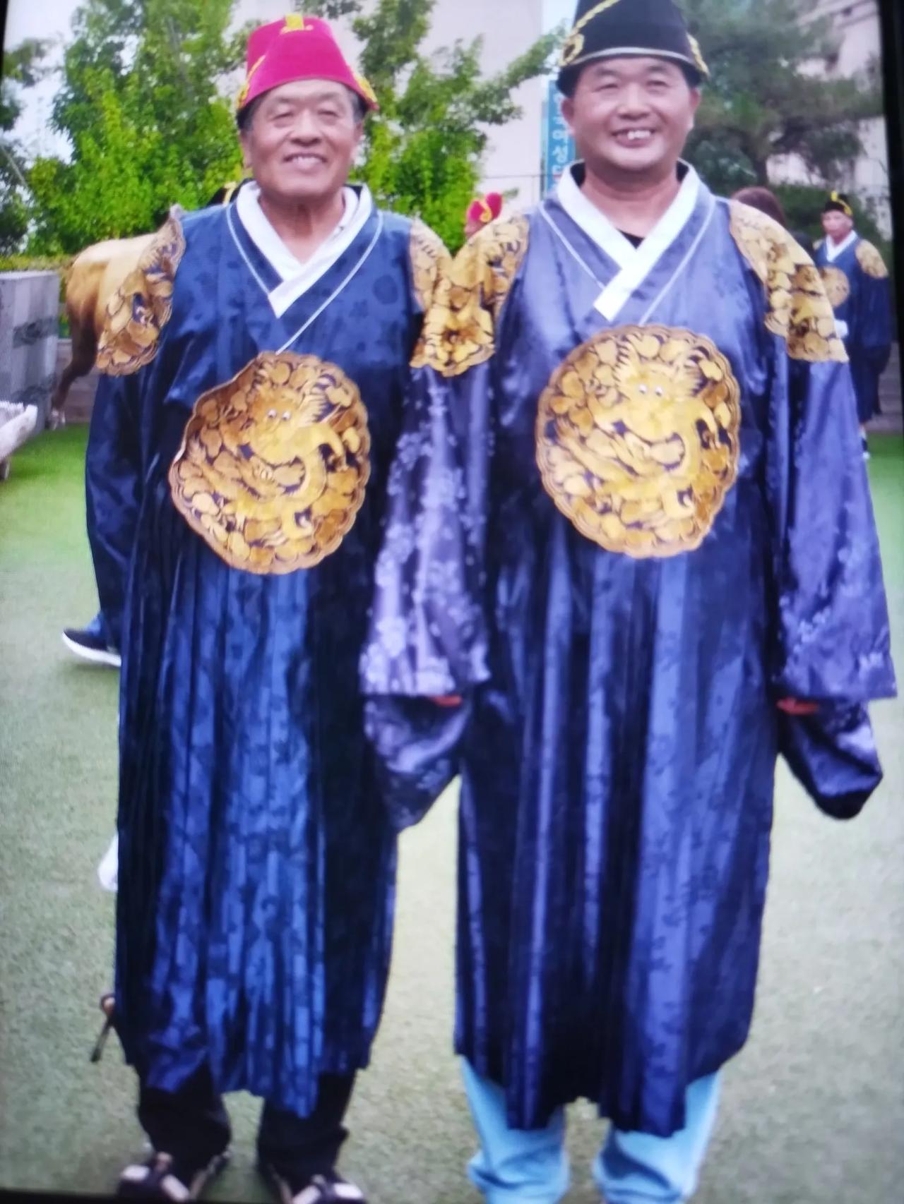 看这哥俩穿的是什么服装？

有知道的吗？说出来看看，是否正确。