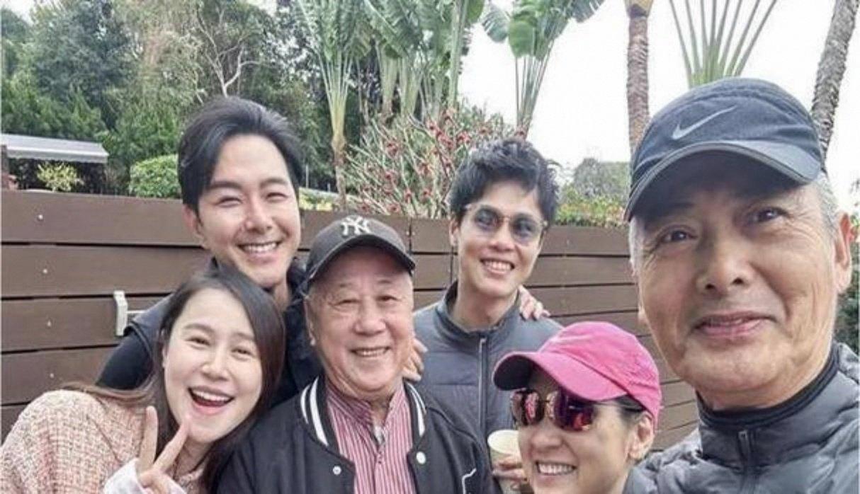 一张喜气洋洋的合照：我一眼就认出了两鬓斑白、浓眉大眼的周润发与秀发飘逸、眉欢眼笑