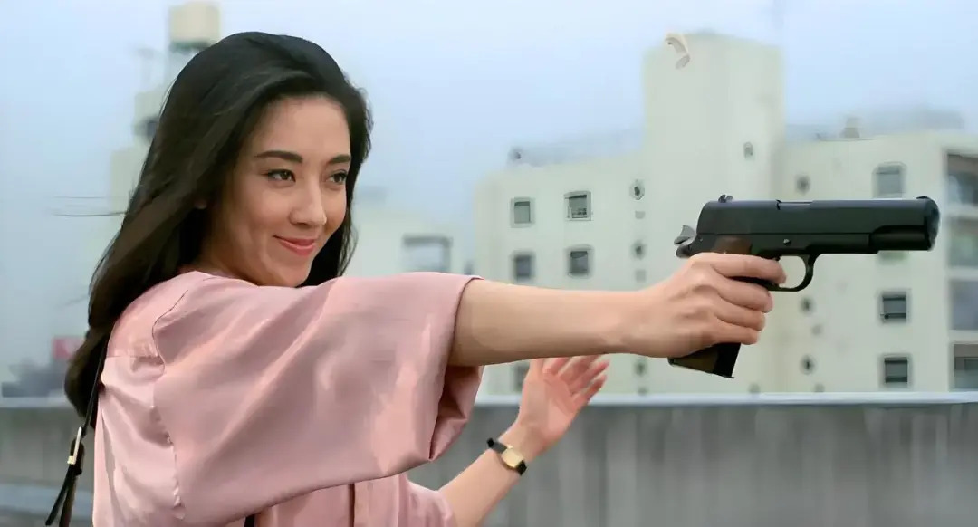 以前看到像赤坂丽这样漂亮的日本姑娘去拍毛片儿，会感慨一句：“太可惜了”；现在看到
