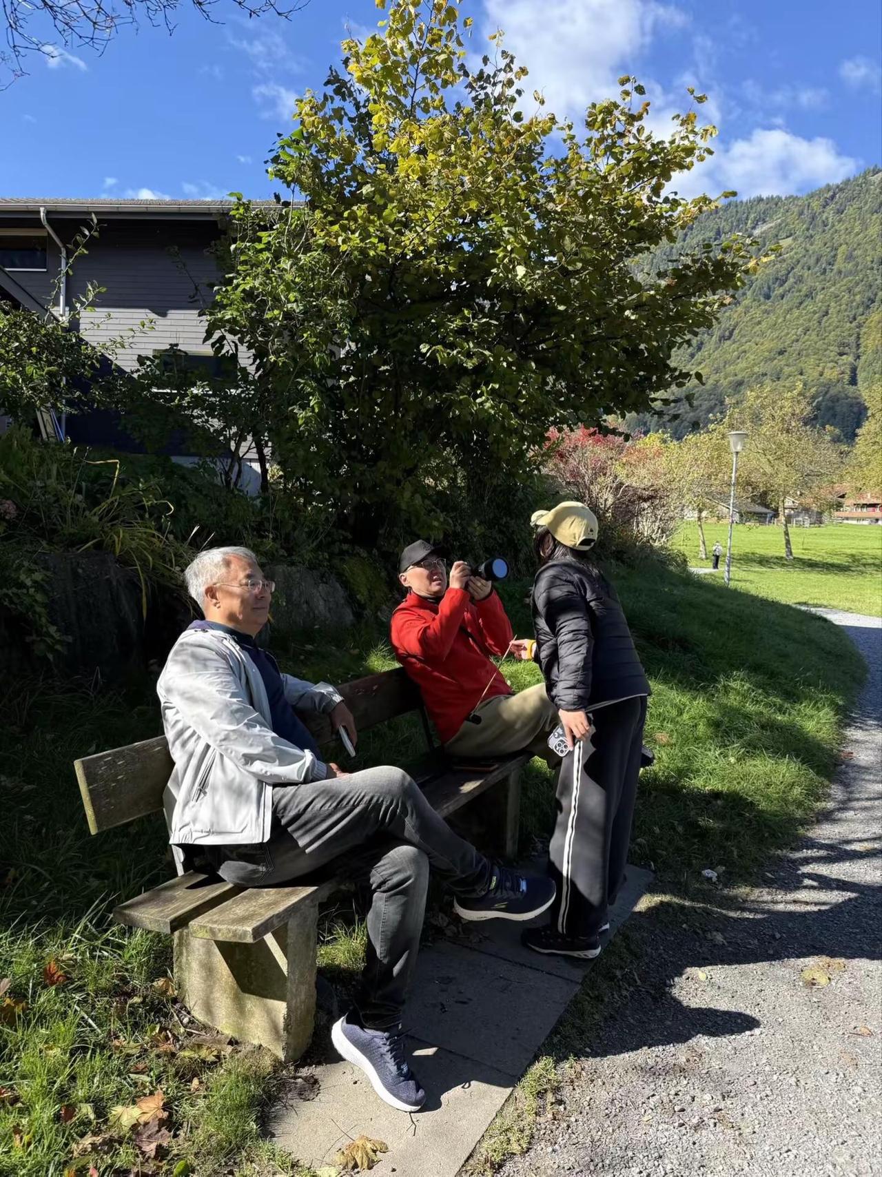 人这一辈子什么最值钱。健康的身子骨、清醒的脑子、还有几个真惦记你的人。别的都能赚