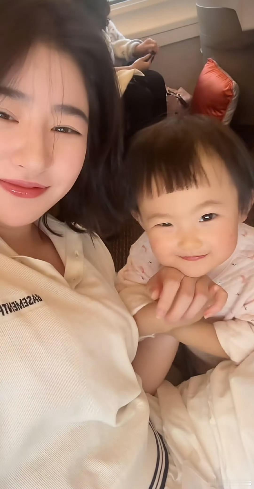 开启新感情总归是好事，之前总被和王思聪的过往捆绑，就是不知道新男友会不会在意她有