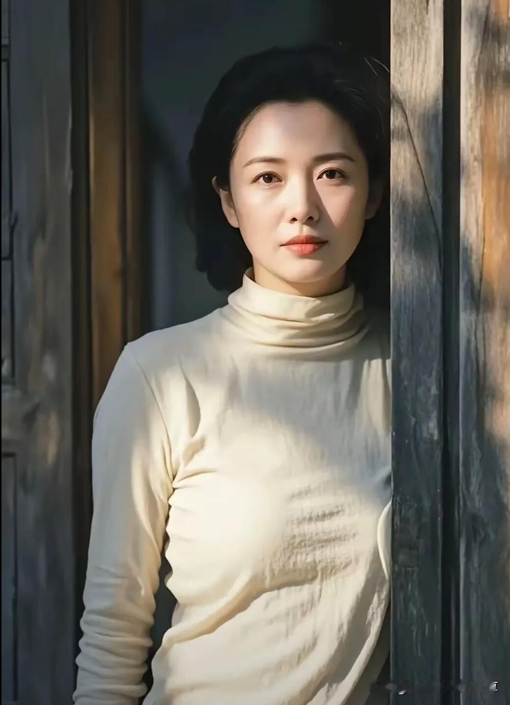 这一位美女长得好标致，一副国泰民安相，五官搭配的均匀，眼神透出淡淡的知性之美，气