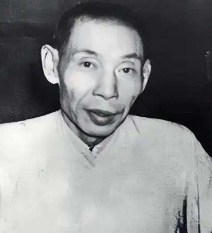 1951年8月的香港坚尼地台，63岁的杜月笙靠在氧气瓶旁，让长女去汇丰银行把保险