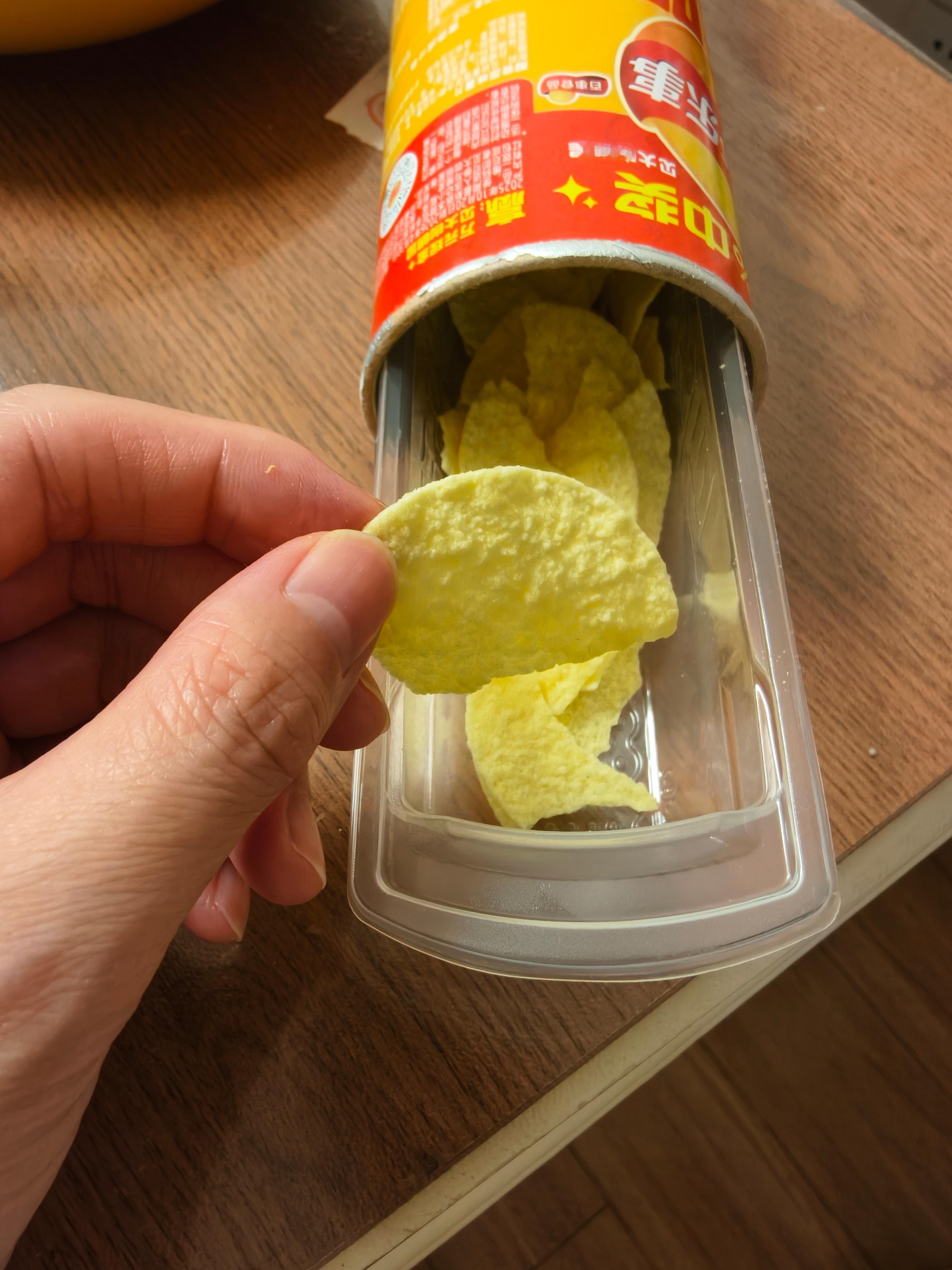 医生称薯片是垃圾食品中的垃圾食品这！？我正在吃着这个，刷到的这条消息