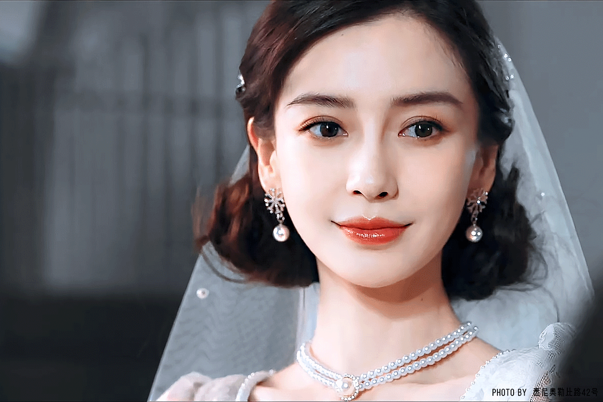 angelababy angelababy “在风华正茂的年纪，遇见了你这束最温