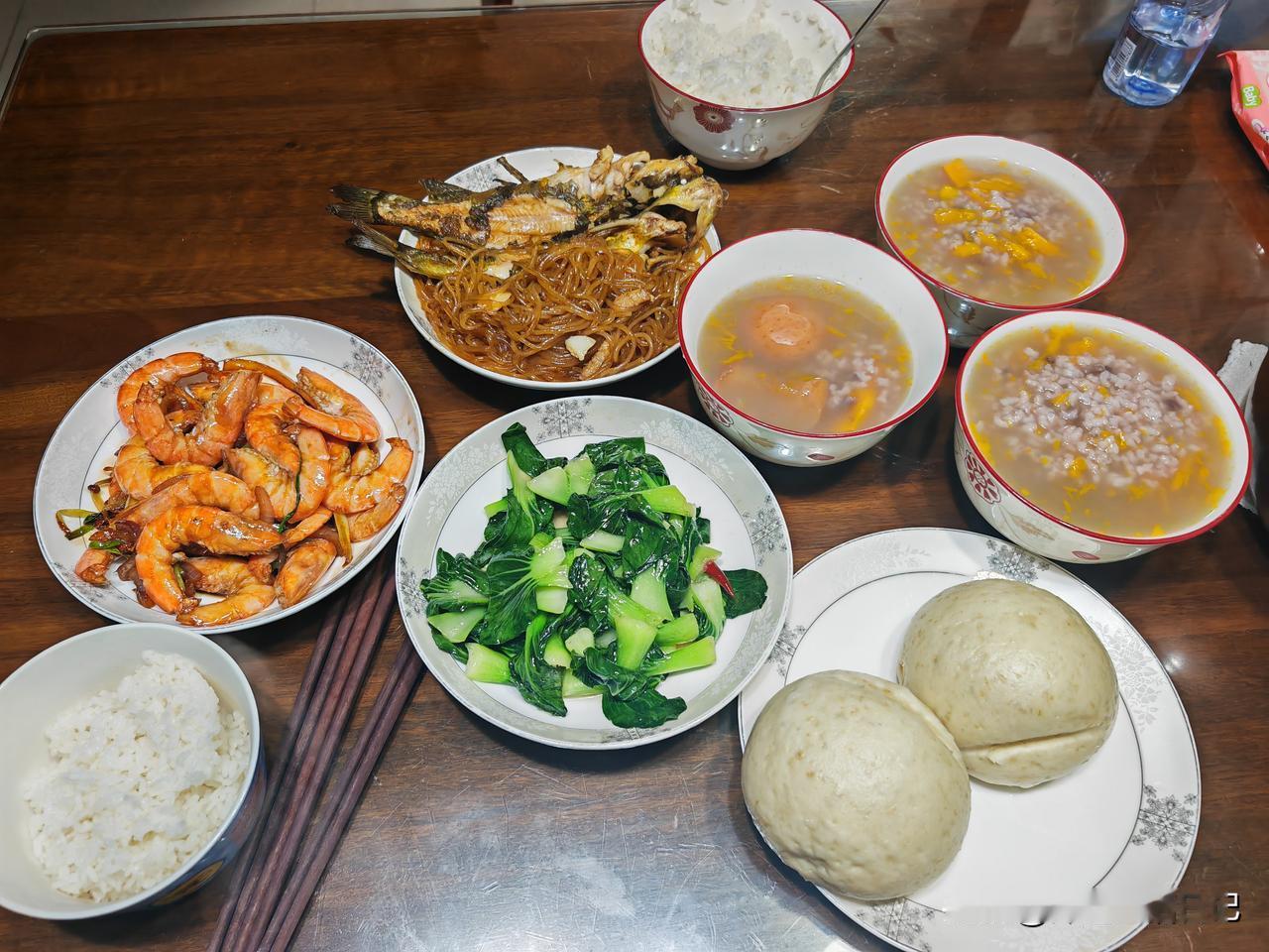 晚餐分享～
昨天下午儿子下班的早，他带宝贝去会所玩篮球了，我在家负责安排晚饭。