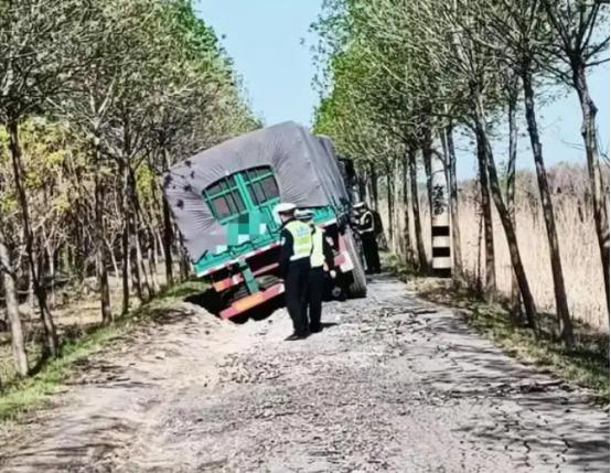 2024年，一女子开大货车压塌农村道路，被要求赔偿159万元，女子不愿意出钱，不