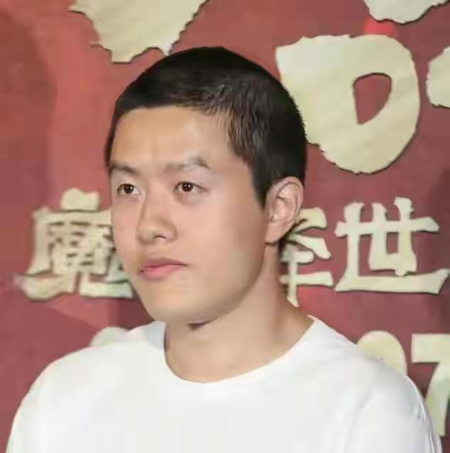 饺子导演不混酒局应酬，专攻作品筋骨，恰似他笔下哪吒“我命由我不由天”。娱乐圈浮华