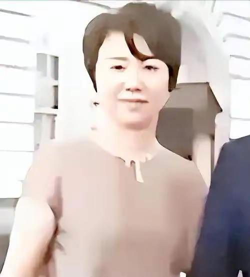 许家印媳妇儿丁玉梅，现在应该叫前妻。网上报道说在英国伦敦有30多处房产，总价值4