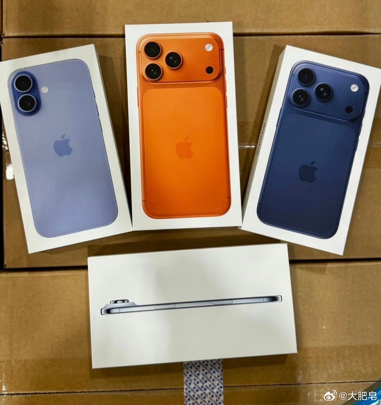 iPhone17系列真机包装盒曝光 今年是展示外观设计的设计风格，所以用背部了。
