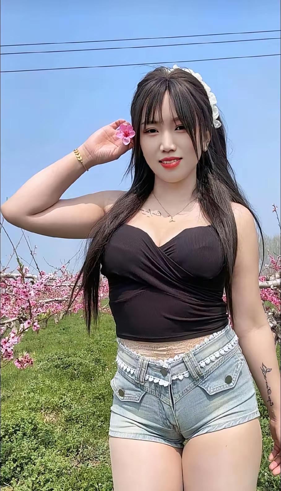 花漂亮还是我漂亮？ 哈哈