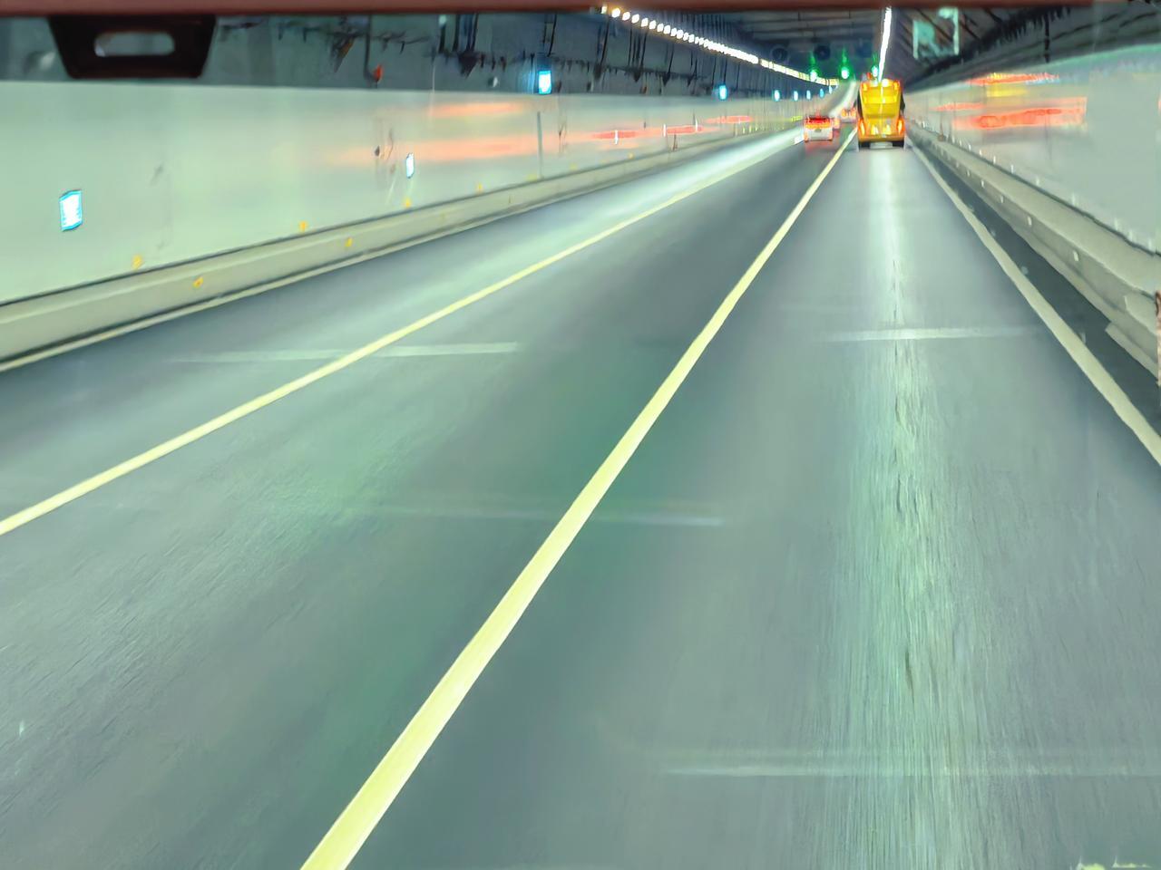 港珠澳大桥海底隧道是港珠澳大桥的重要组成部分，是世界最长的公路沉管隧道和唯一深埋