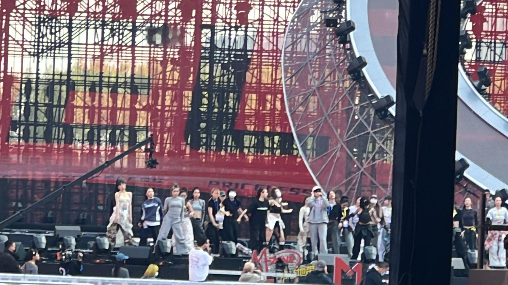 #李宇春郑州演唱会彩排# 她来了她来了，她带着舞台走来了[哇]李宇春郑州演唱会彩