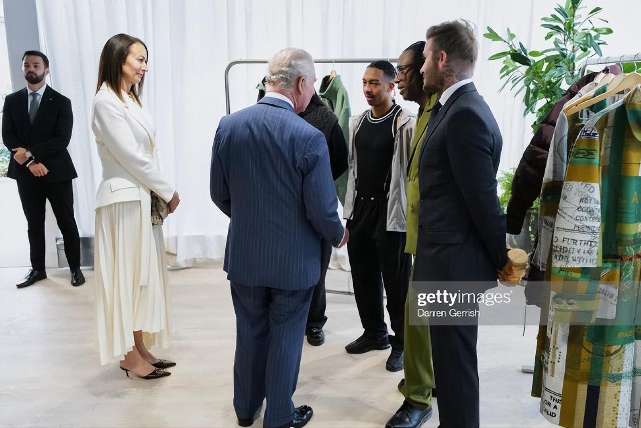懂人情世故的贝克汉姆！查尔斯三世在伦敦出席由英国时装协会主持的行业展示活动并颁发