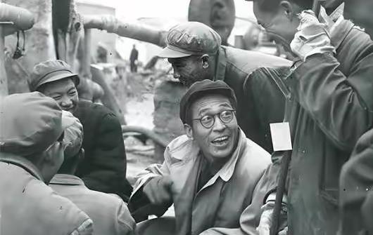 1956年，石油工业部副部长康世恩进京汇报工作，刚念了几句，毛主席笑着摆手打断：
