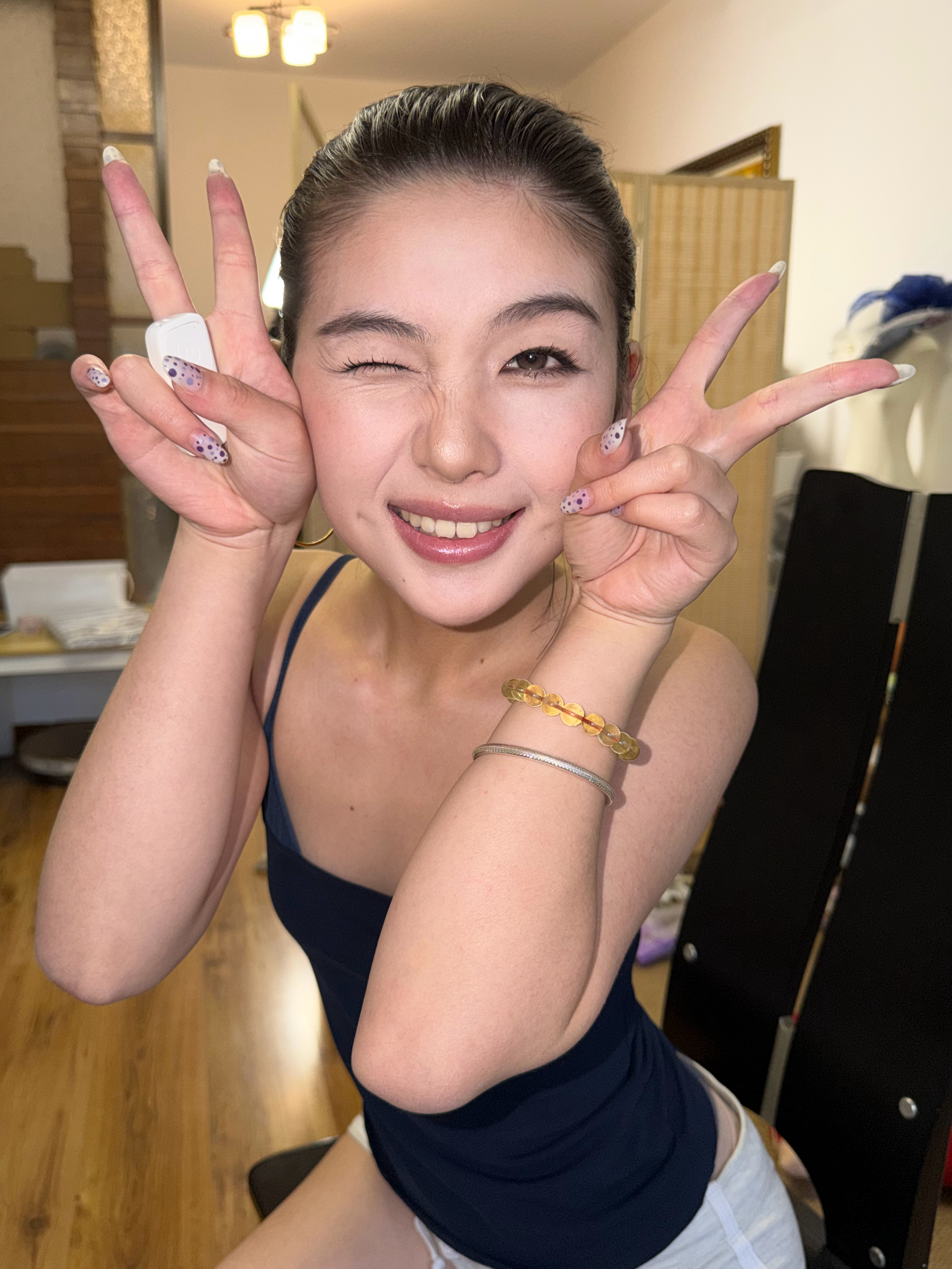 每天就在家化化化衣服是zara 这么贵还有明瑕 拆太晚了过售后了（还没拆快递）今