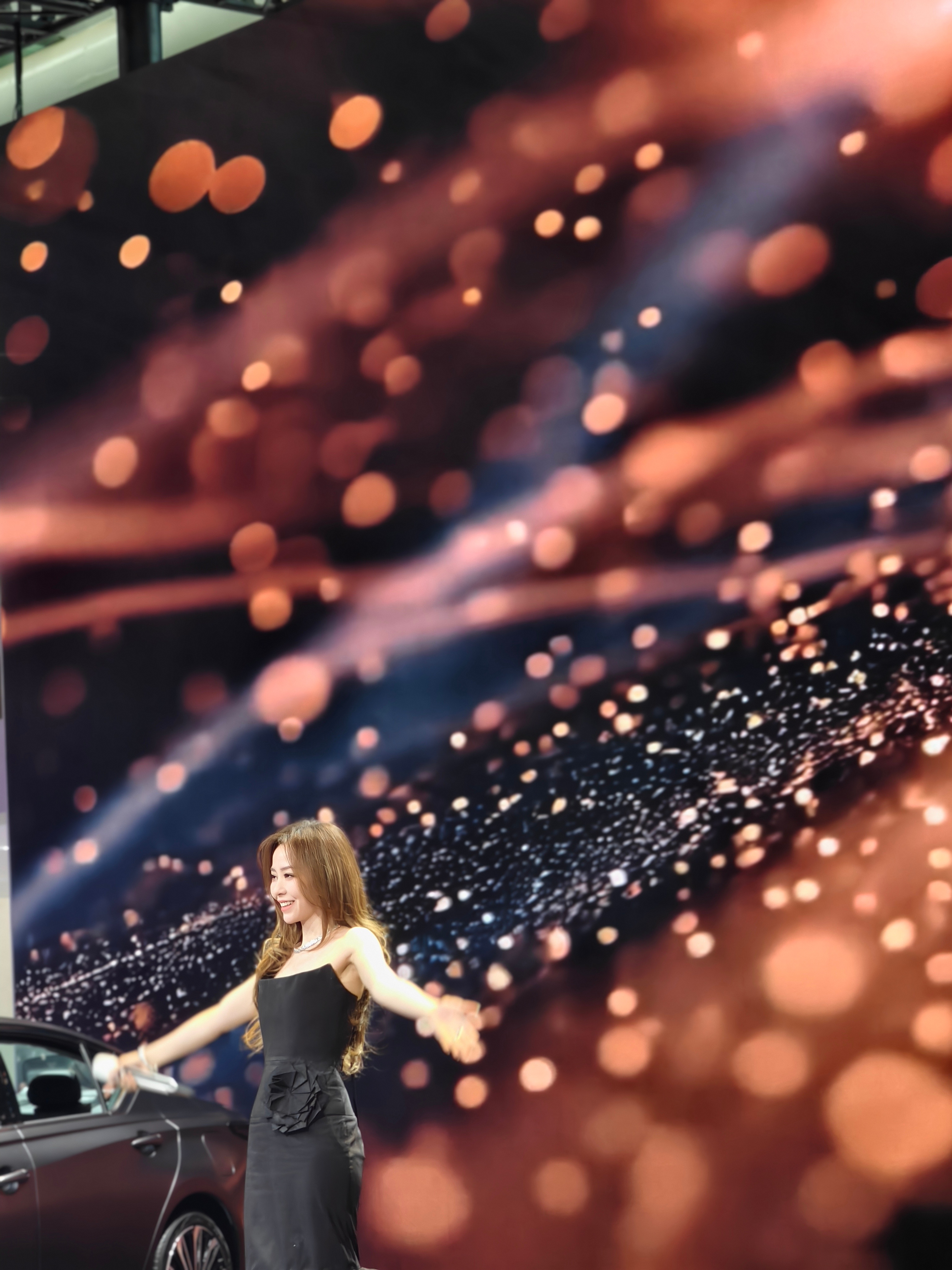 有了张靓颖的东风日产展台，是不可能挤进去的。我几张 的照片吧，他的位置比较好全新