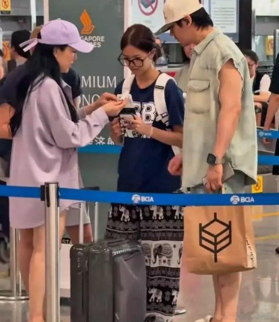 钟丽缇、张伦硕与女儿在机场聊天，画面温馨有爱。 ​​​