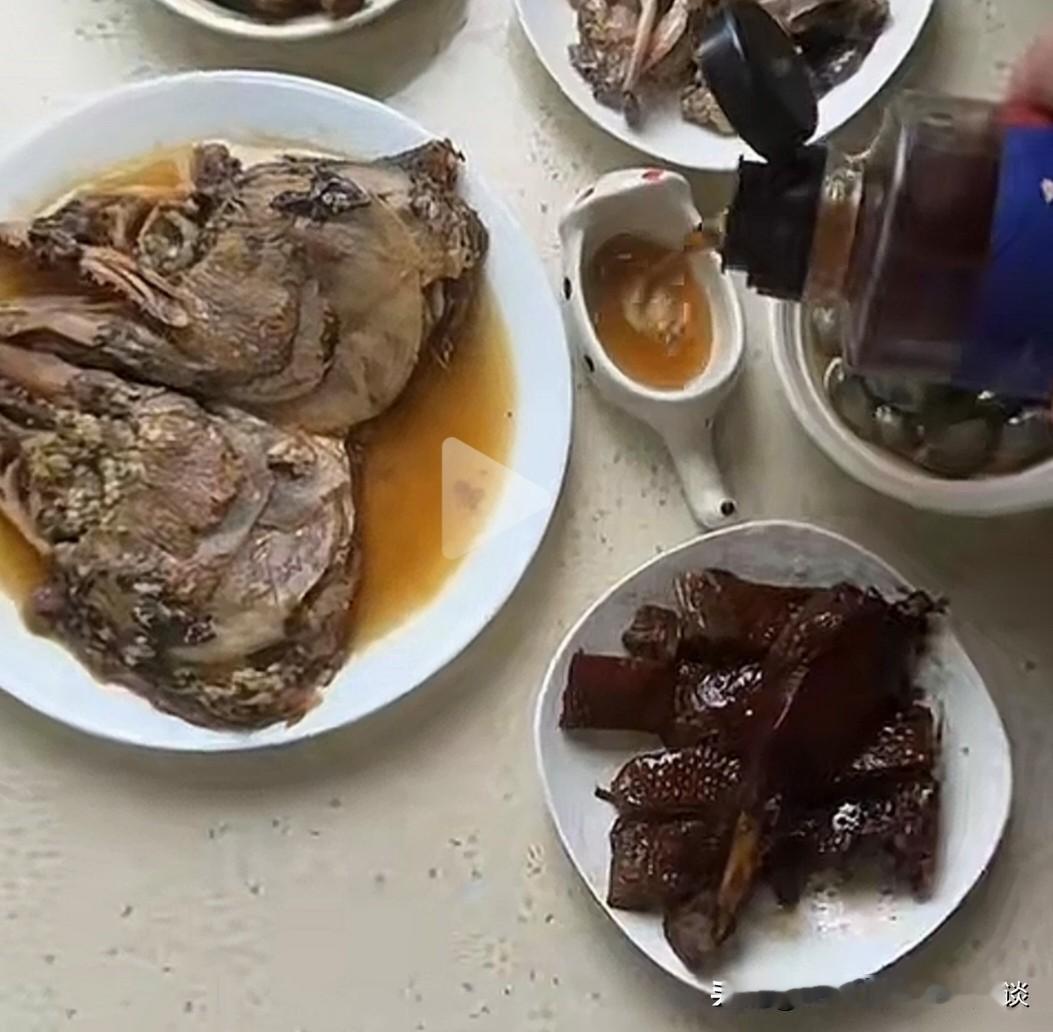 炝蟹、酱鸭、油焖笋、泥螺、雅片鱼头配泡饭？在浙江，谁家里的早饭吃的这么丰盛的（海