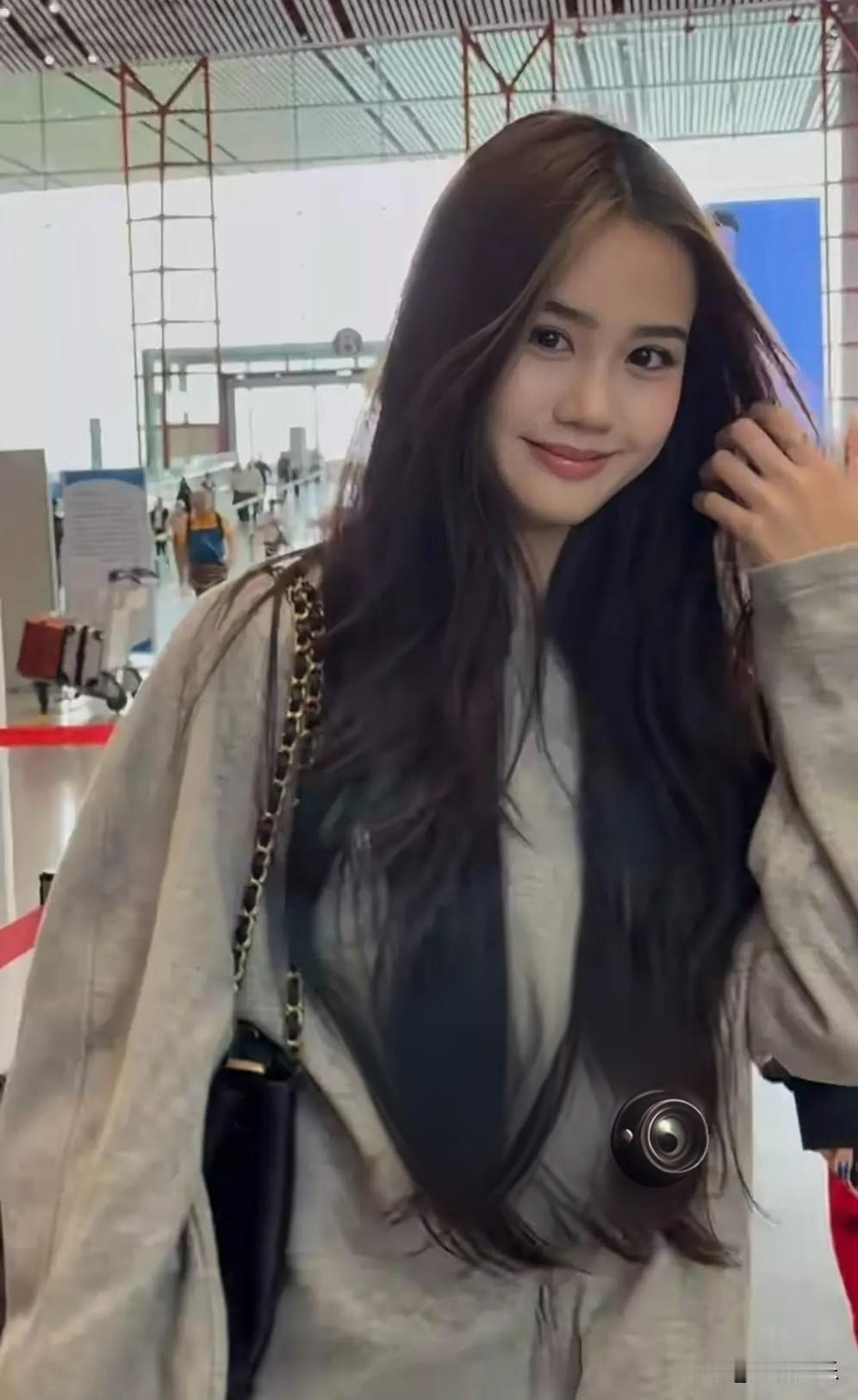 钟丽缇一家四口出游被偶遇，两个女儿颜值惊艳全网

近日，有网友在街头偶遇钟丽缇与