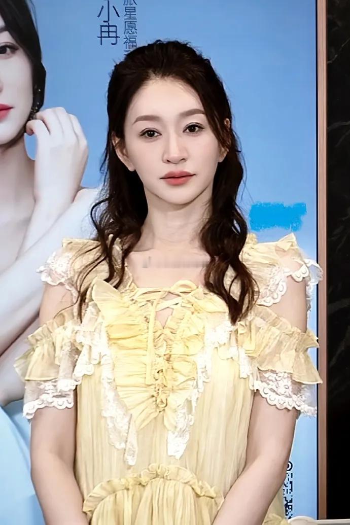 李小冉在出席时尚活动的时候搭配了一件黄色的纱裙，凸显出了满满的飘逸感，效果特别的