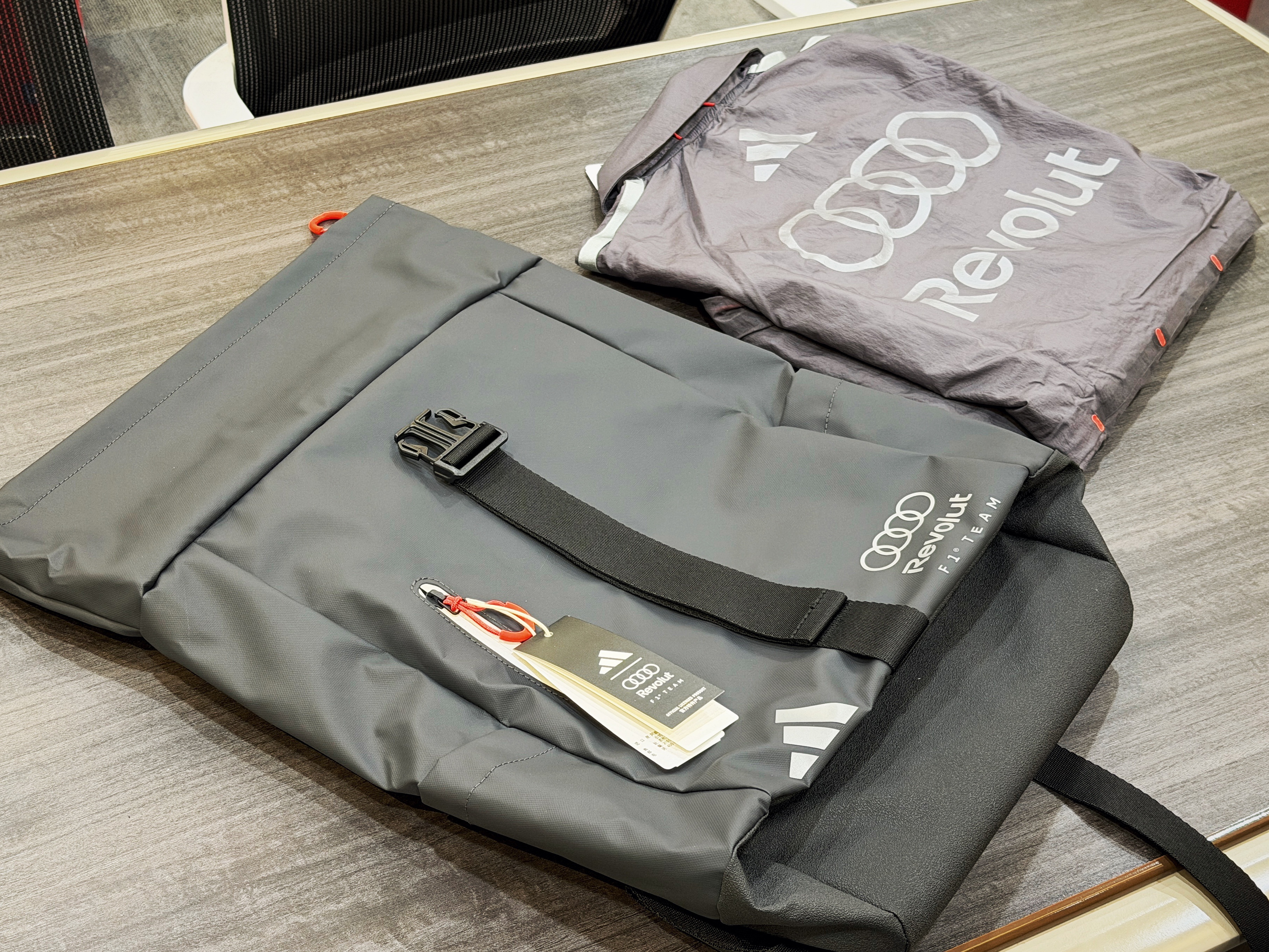 刚收到adidas最新的奥迪F1车队队包和防晒服，看着设计颜值和面料功能性都很强