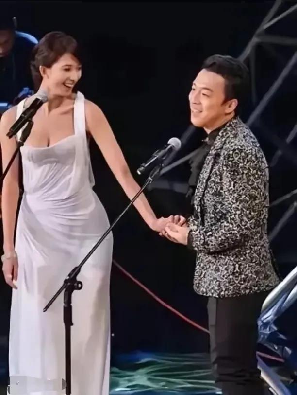 黄渤，这小身材，站在大美女旁边，台下就是笑声一片，不是因为他的幽默，而是因为他显