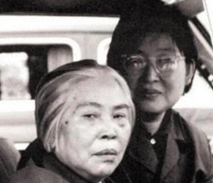 1979年贺子珍前往毛主席纪念堂参观，为何仅待不到十分钟就匆匆离开了呢？
192