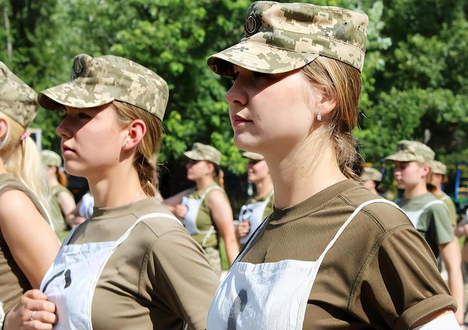 乌军亚速旅俘虏曝出内幕！
乌克兰女兵根本没用，大都变成了“战地情人”！
最近，一