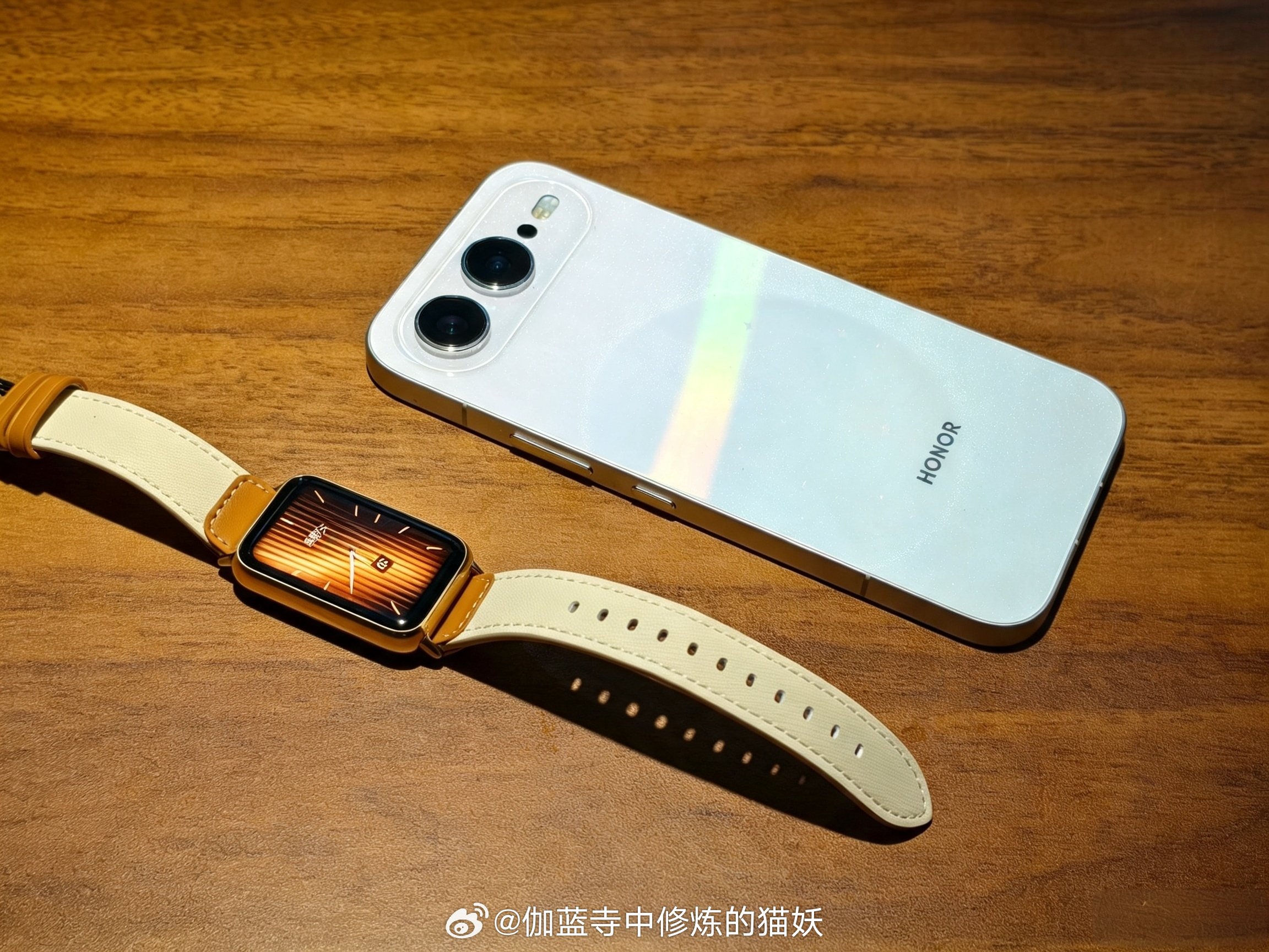 打工人 & 运动党腕上全能选手。荣耀手环 11 Pro早八通勤刷门禁地铁，NFC