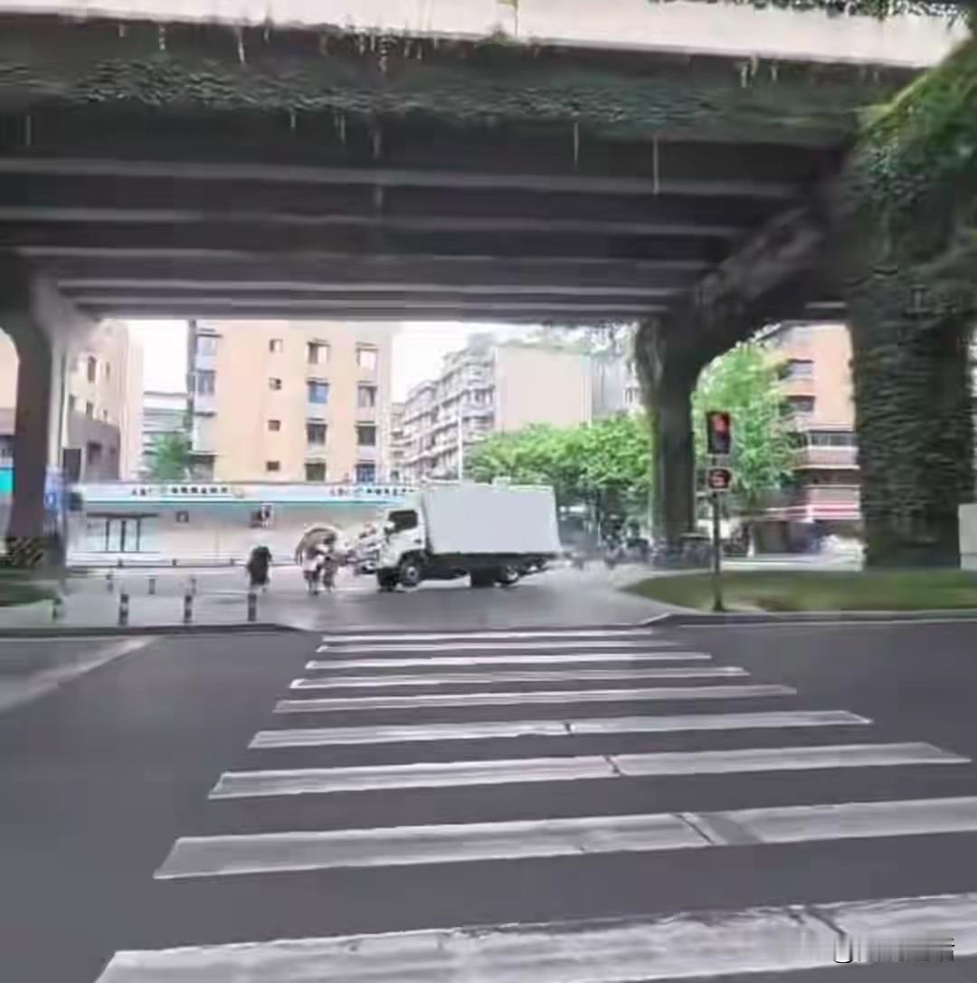 成都警方通报一起致1死1伤交通事故。7月8日12时29分，成都金牛区二环路西三段