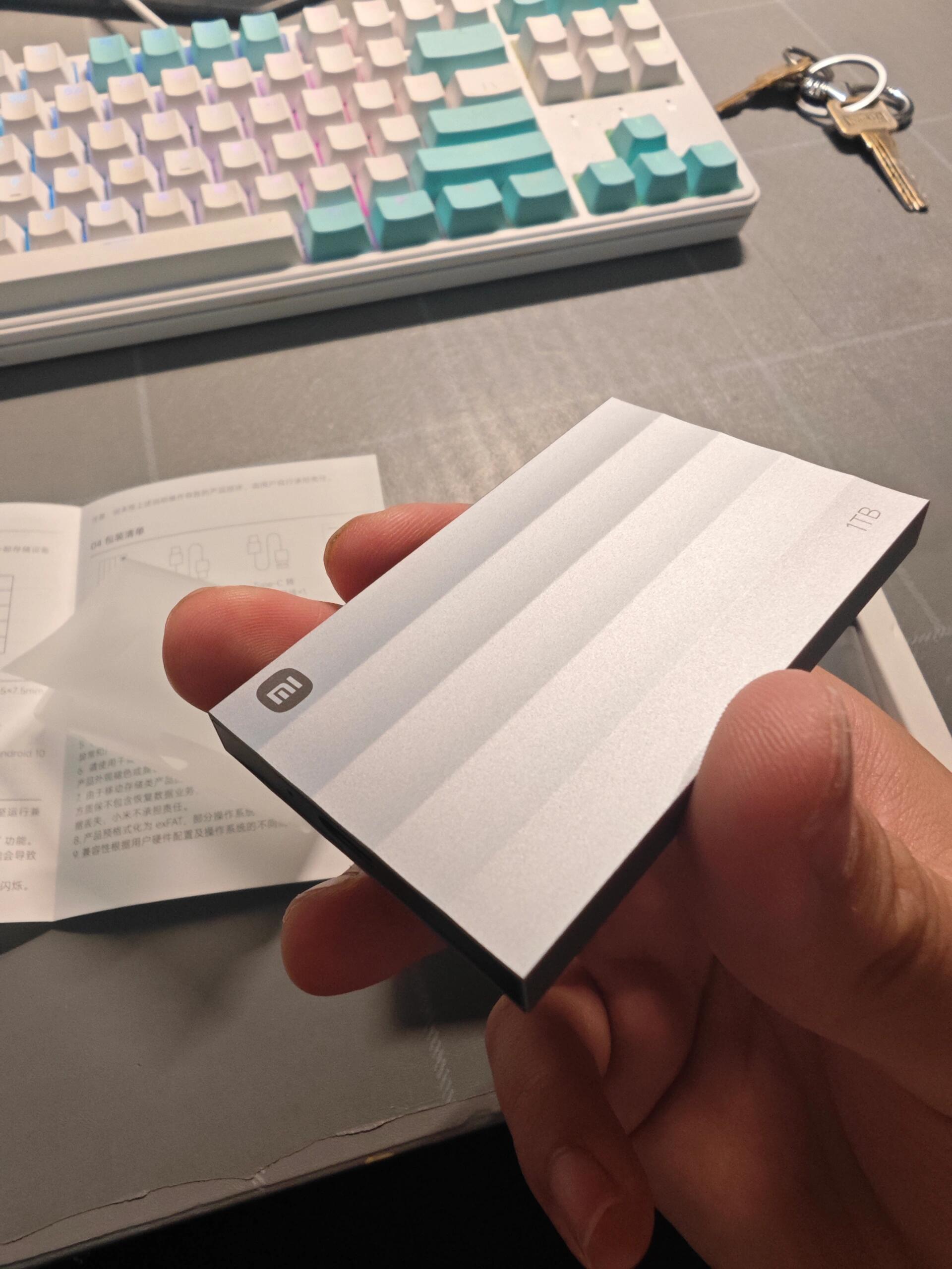 早上移动硬盘到了 小巧 精致 好用 