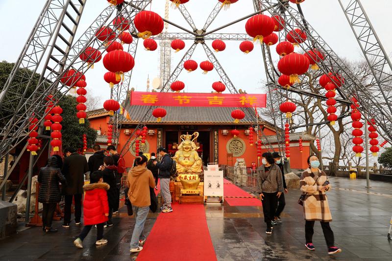 最近“天下第一财神庙”可太火了，直接被游客挤爆。想想也是，谁不想去拜拜财神爷，求