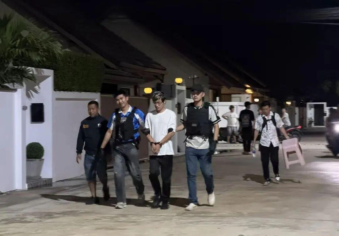一名33岁中国籍男子在泰国的家中被捕，警方在其家中缴获大量军火。包括：C4炸药、