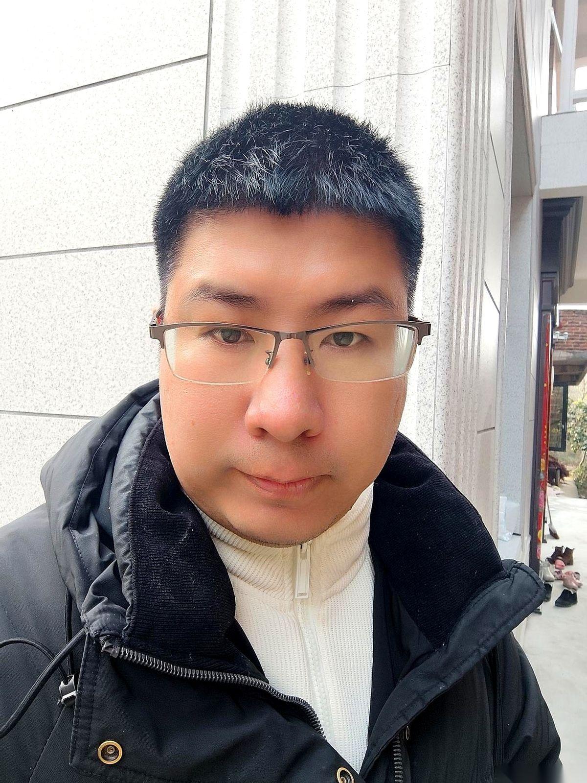 我嫂子悄悄拉了我一下，眼睛盯着客厅角落那个男人，压着嗓子问：“那谁啊？咱家亲戚？