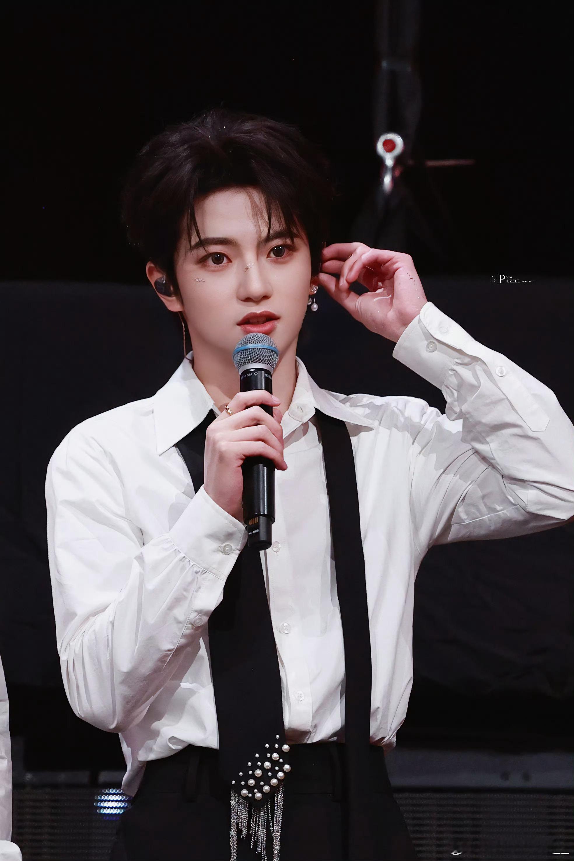 穆祉丞  全能艺人穆祉丞 🍊朝朝穆穆 希望你往后的日子里，漂亮的眼睛要流幸福的