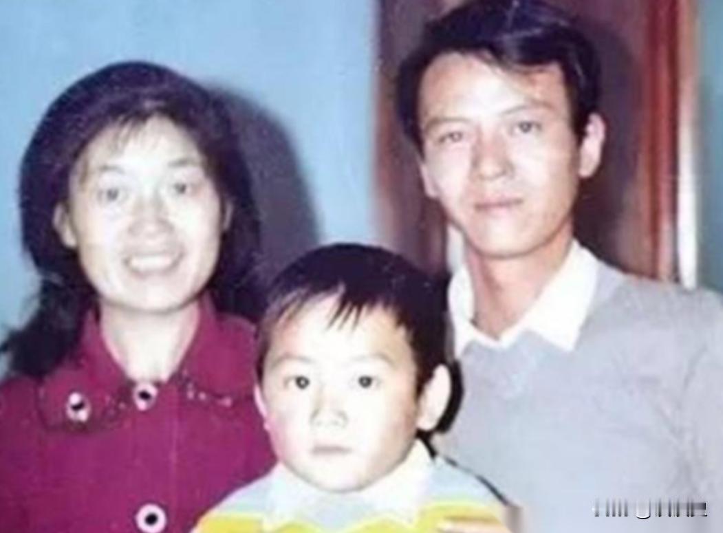 1979 年，上海知青戴建国不顾反对娶了一农村女子，谁知娶回家当晚，妻子冲过去一