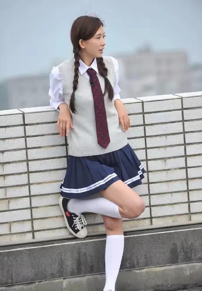 我觉得林志玲的气质和体型不适合演学生妹，根本演不出学生的那种韵味和气质，看起来怪