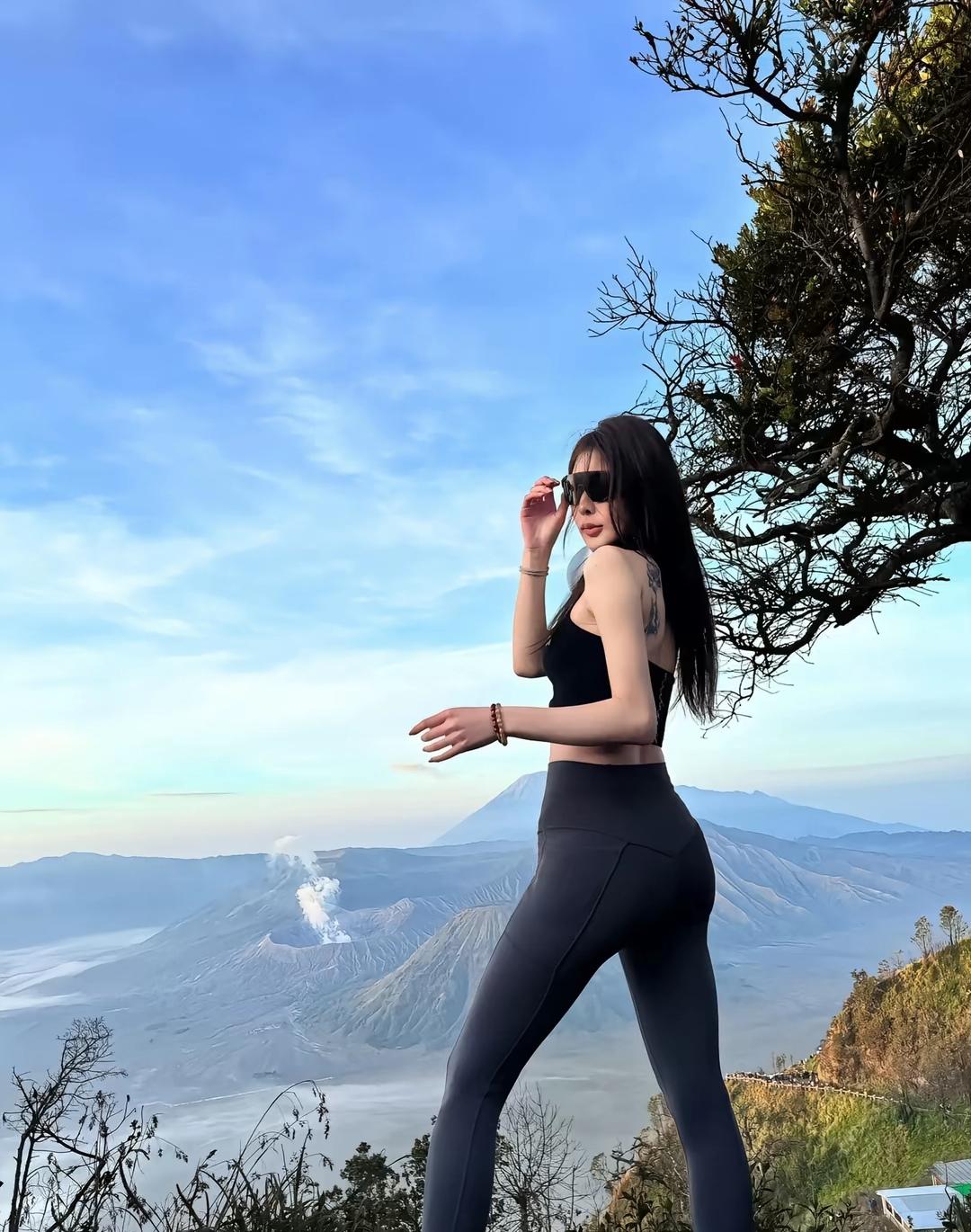 谁懂啊！在布罗莫火山随手拍的每一张都像电影截图✨
 
凌晨爬上山巅，等一场日出把