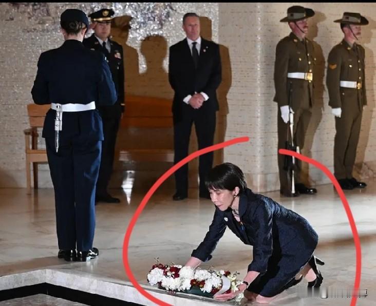 日本高士早苗跪下了，在澳大利亚访问时，这个皮笑肉不笑的日本人又来一番表演。
其实
