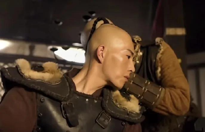 关于发型，我问了一些北方朋友。
他们说，通古斯是北方游牧民族加游猎民族的总称，头