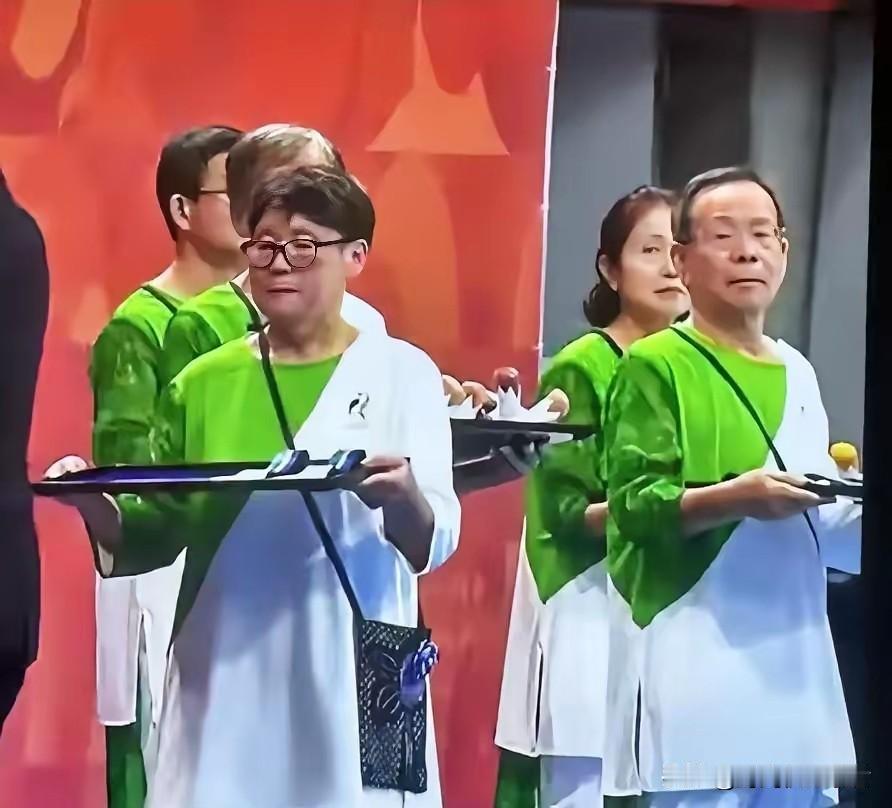 日本这礼仪小姐变成了礼仪老奶奶和老爷爷，看起来太有新意了，就是为什么不选择朝气蓬