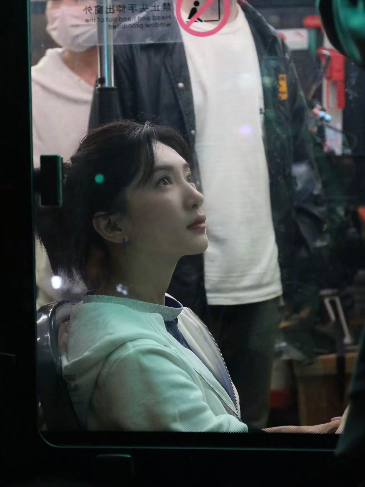 江疏影和赵玫的问与答 看完与赵玫的问与答，真的被这份清醒与通透狠狠戳中。她眼里的