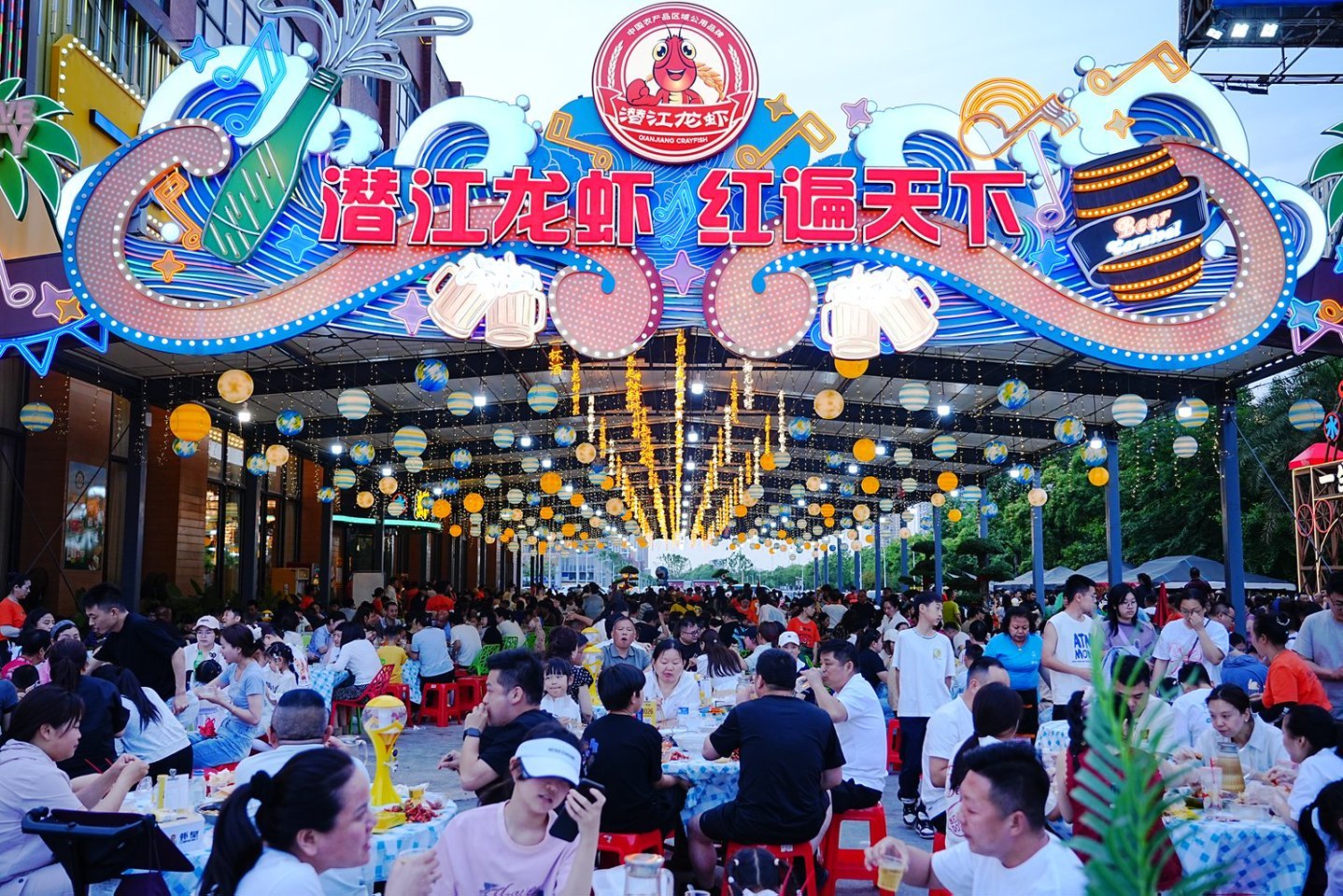 吃潜江龙虾过红火中国年焕新非遗计划团年饭的餐桌C位，今年被潜江龙虾承包啦～作为湖